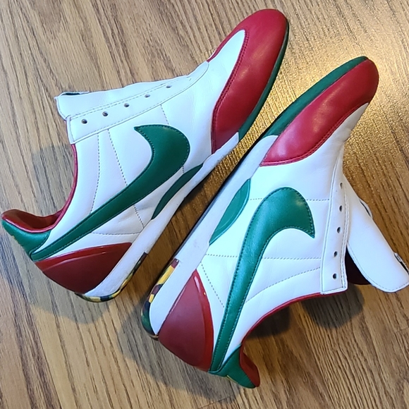 Nike Shoes - RARE Nike Retro Sneakers 5.5